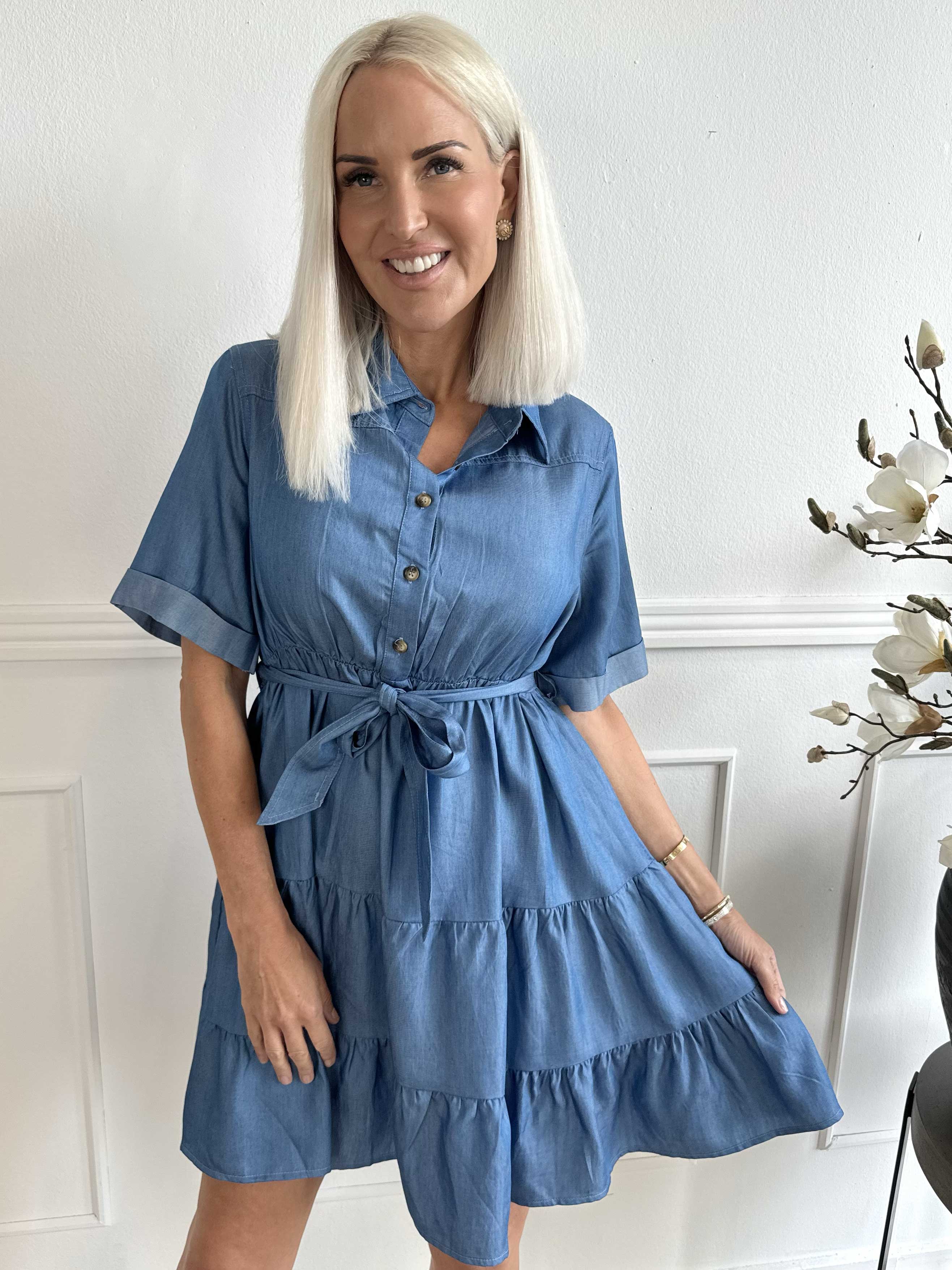 Kaija - Söt kort klänning i denim med lager-på-lager-look